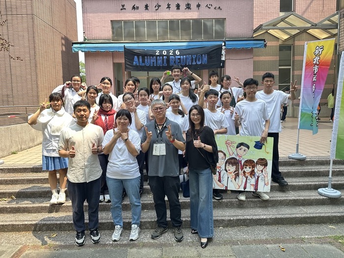 師生於比賽場地合影留念