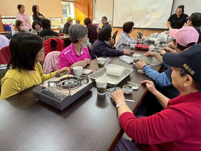 講師說明香氛蠟燭步驟圖片