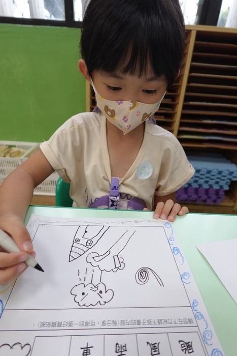 颱風來了樹被吹彎